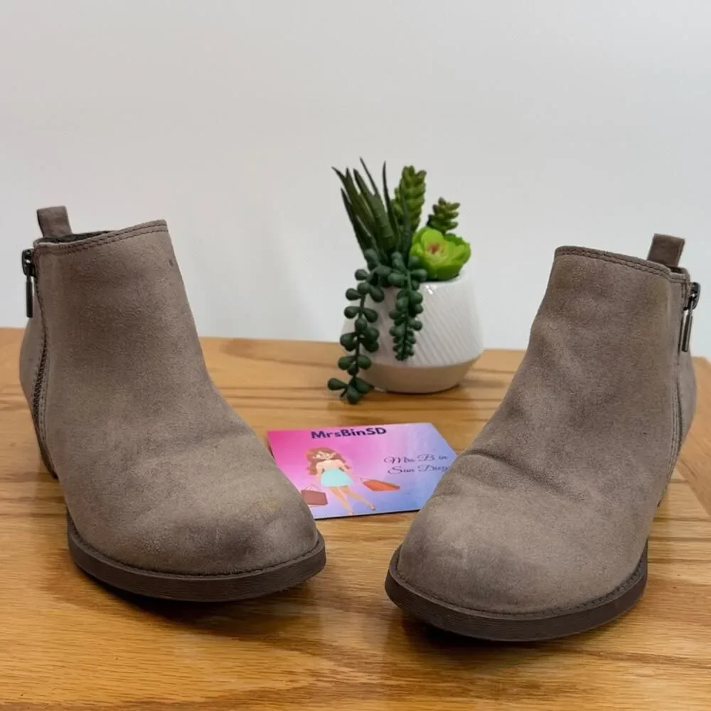 CARLOS by Carlos Santana Brie Doe block heel ankle booties 6